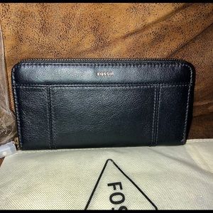 NWT Leather F*ssil Jori RFID Zip Clutch/Wallet